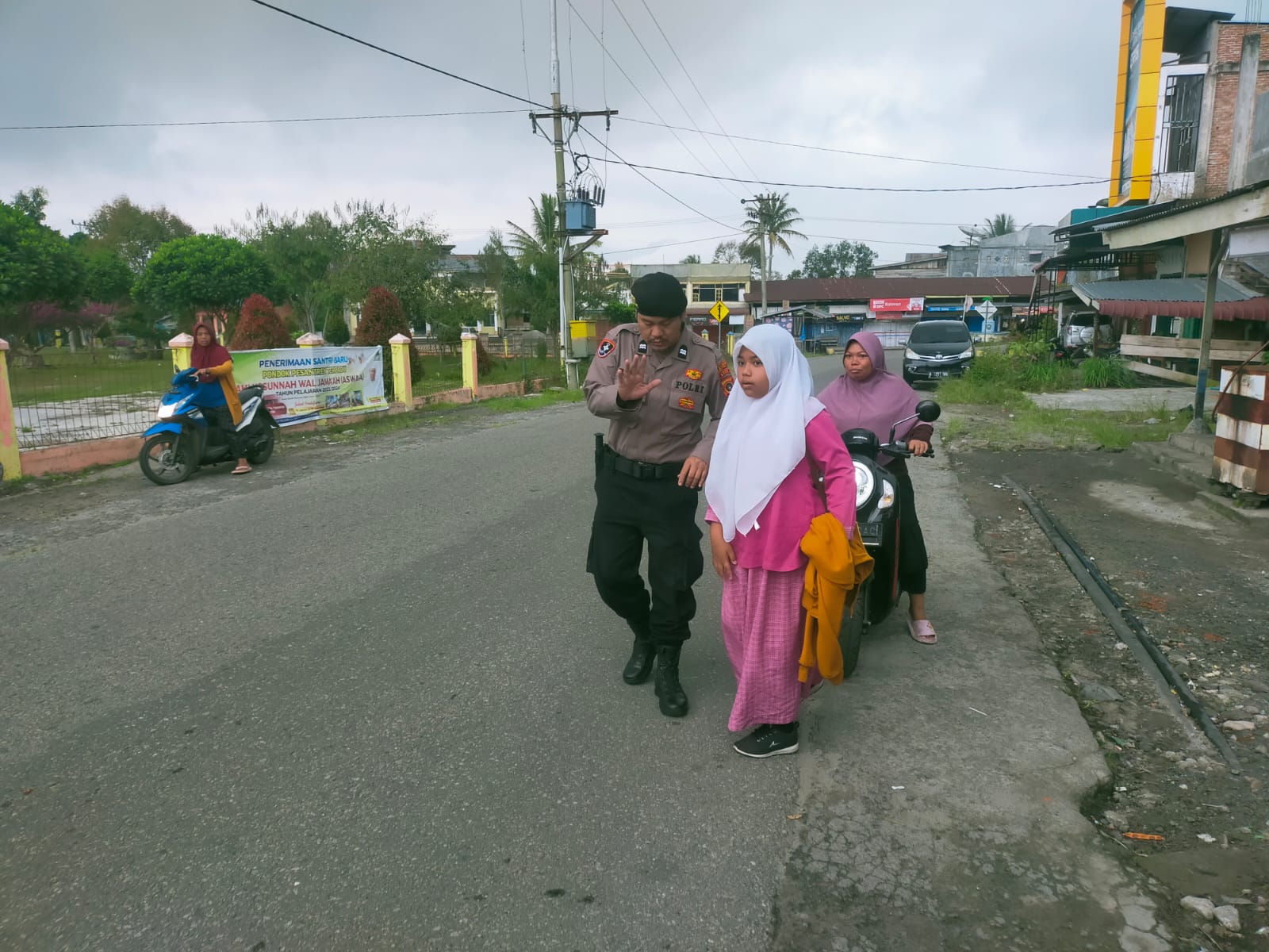 Ciptakan Kamseltipcar lantas, Polsek Ketol laksanakan Pengaturan Pagi Di Area Sekolah