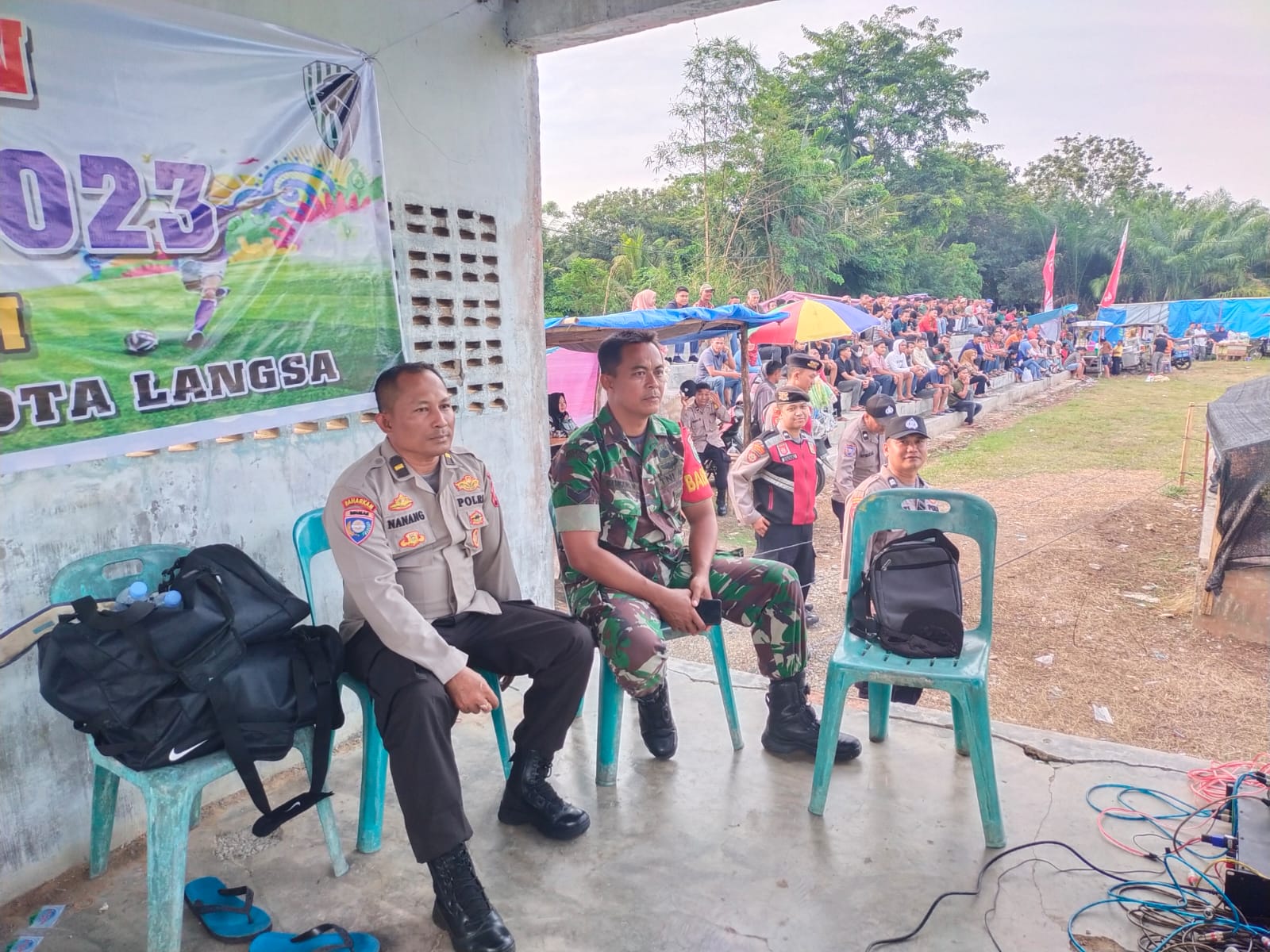 Sinergitas Tni-Polri Bhabinkamtibmas Bersama Babinsa Pantau Turnamen Sepak Bola