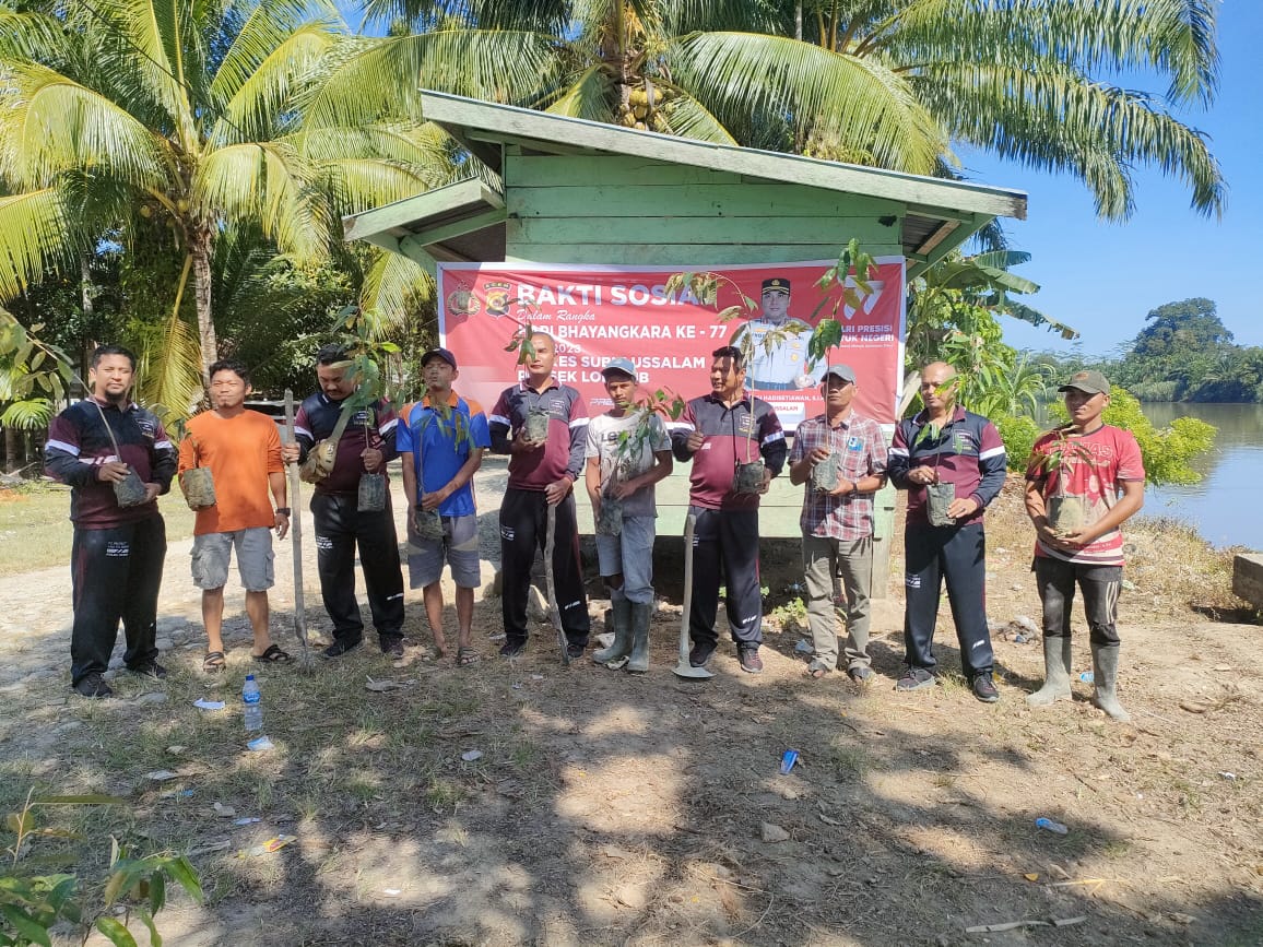 Cegah Abrasi Dan Tanah Longsor, Polsek Longkib Lakukan Penanaman Pohon Di Pinggir Sungai Lae Soraya