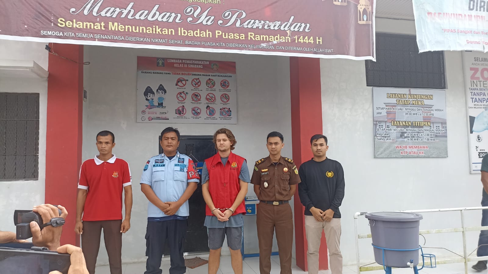 Sat Reskrim Polres Simeulue menyerahkan Wna Australia Telah Tahap II ke Kejaksaan Negeri Sinabang