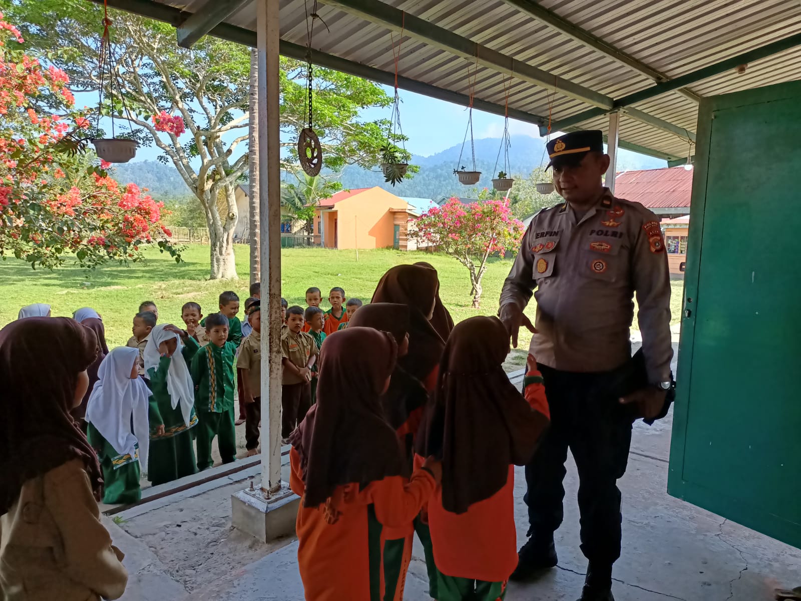 Saweu Sikula, Kapolsek Syiah Utama Memberikan Sosialisasi Kepada Murid Di SD N Samar Kilang