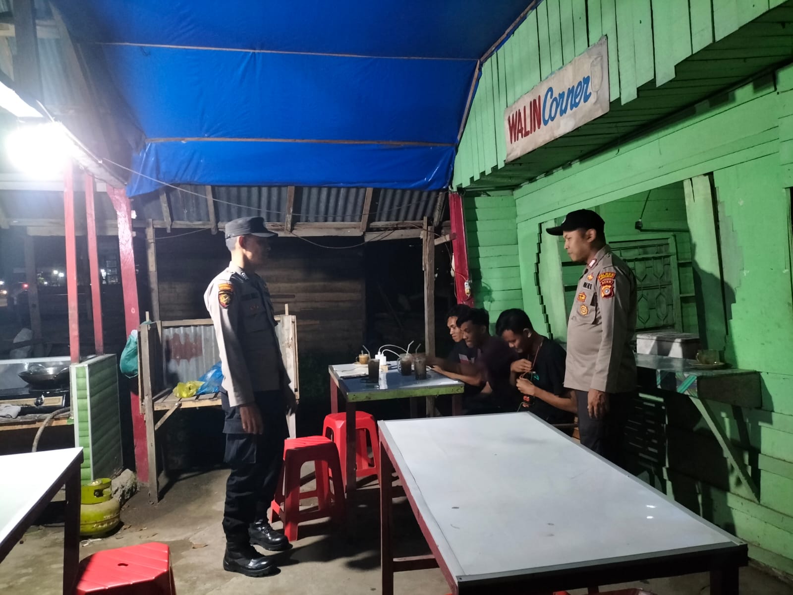 Patroli Dialogis Malam Hari, Personel Polsek Syamtalira Bayu Ajak Warga Ikut Jaga Keamanan di Lingkungan