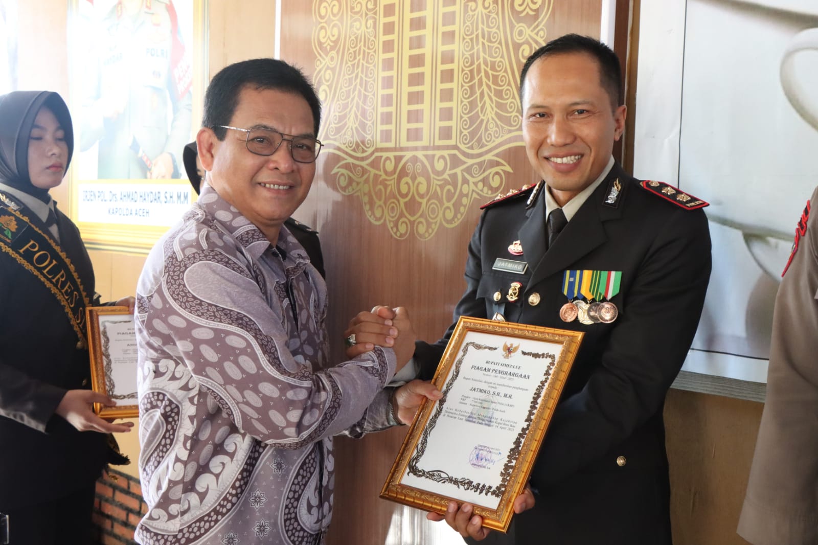 Kapolres Simeulue Beserta 11 Personel Mendapat Penghargaan Dari PJ Bupati Simeulue.