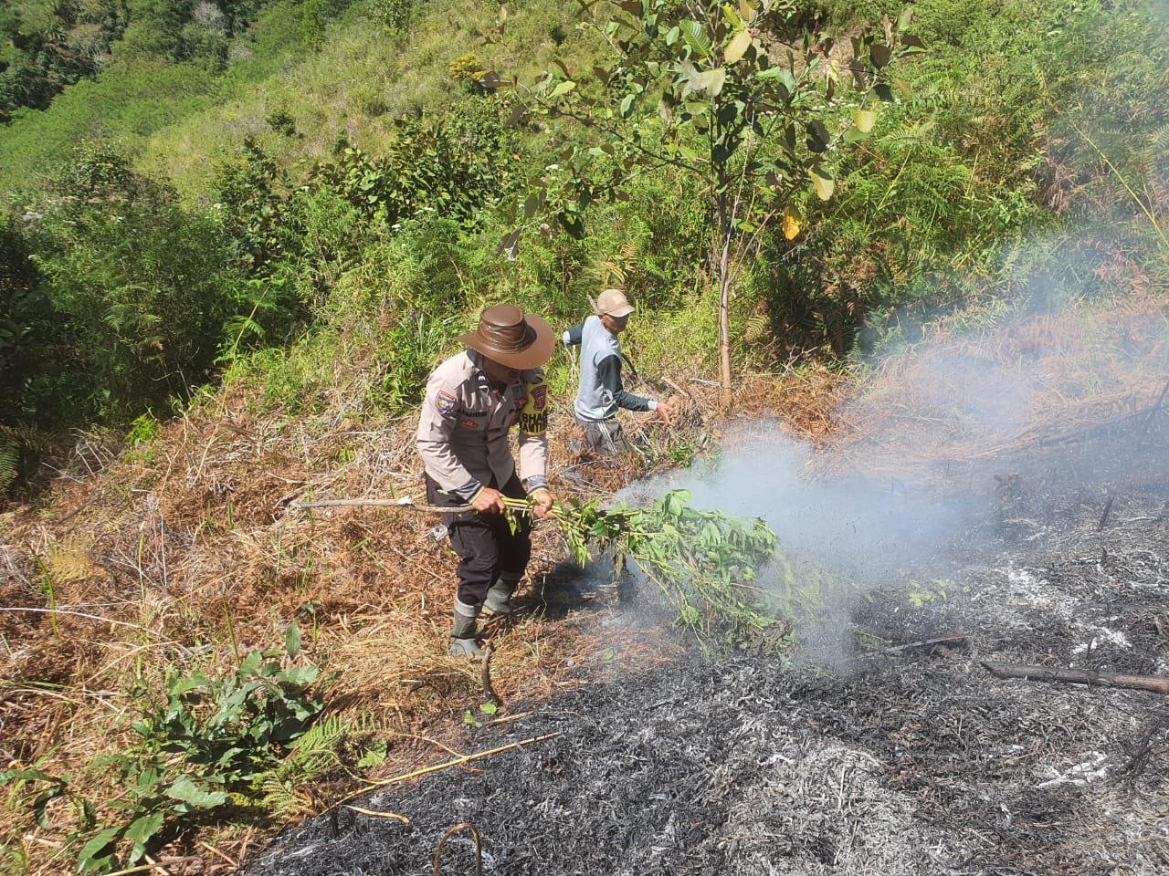 Polsek Lut Tawar berjibaku Bersama Warga Padamkan Kebakaran Lahan