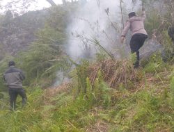 Sigap Datangi Titik Api, Anggota Polsek Kota Takengon Berhasil Padamkan Kebakaran Lahan