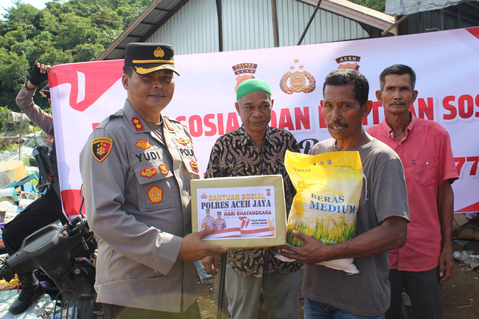 Polres Aceh Jaya Salurkan 80 Paket Sembako Kepada Pemulung dan Nelayan, Dalam Rangka HUT Ke-77 Bhayangkara.