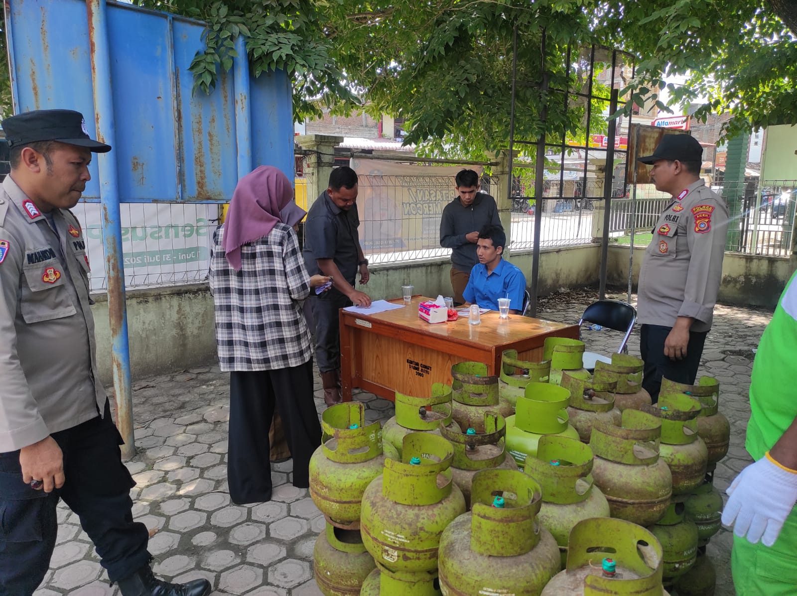 Personel Polsek Syamtalira Bayu Amankan Operasi Pasar Elpiji 3 Kg.