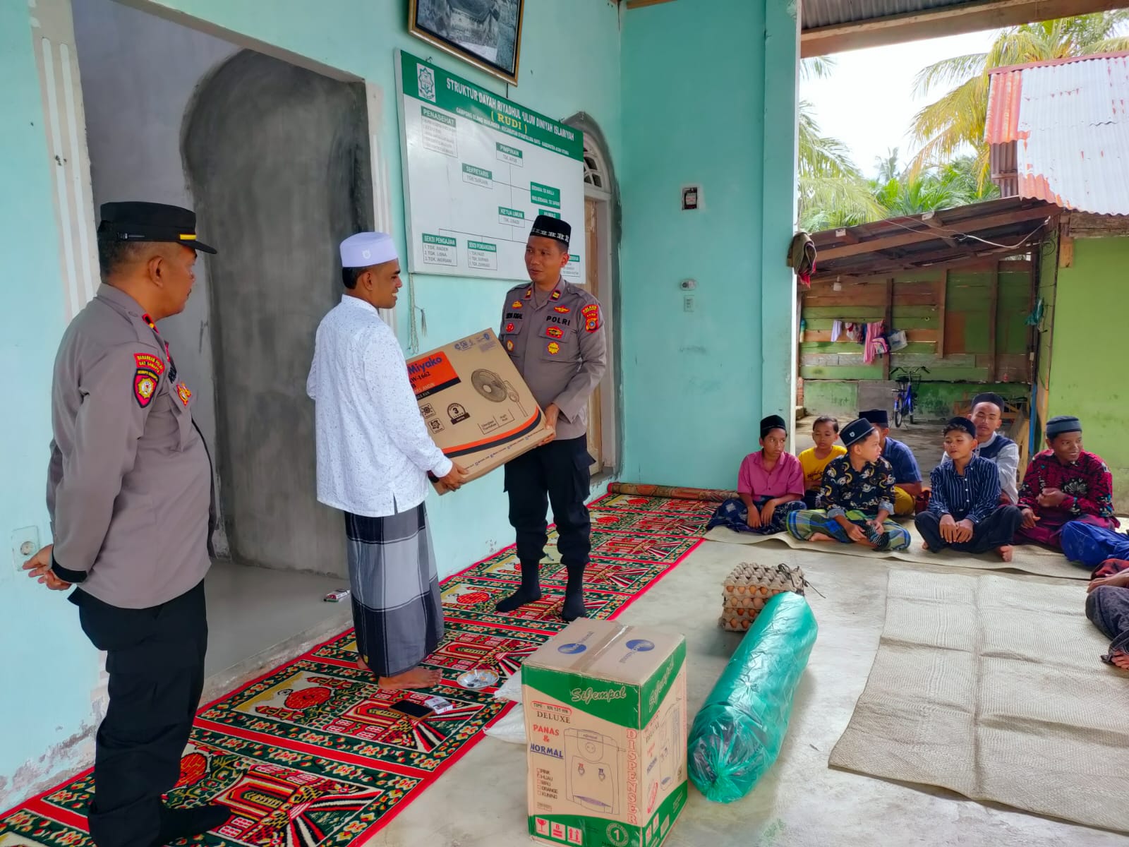 Kapolsek Syamtalira Bayu Silaturrahmi dan Serahkan Bantuan ke Dayah Riyadhul ‘Ulum Diniyah Islamiyah.