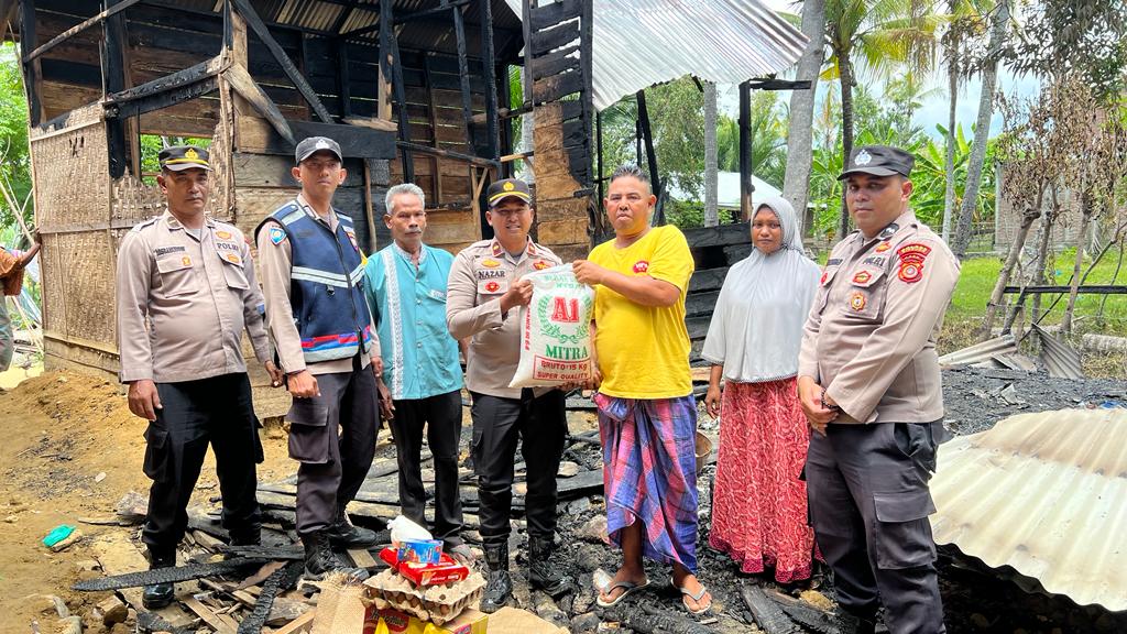 Kapolsek Peudada Berikan Bantuan Sembako Kepada warga Korban Kebakaran.