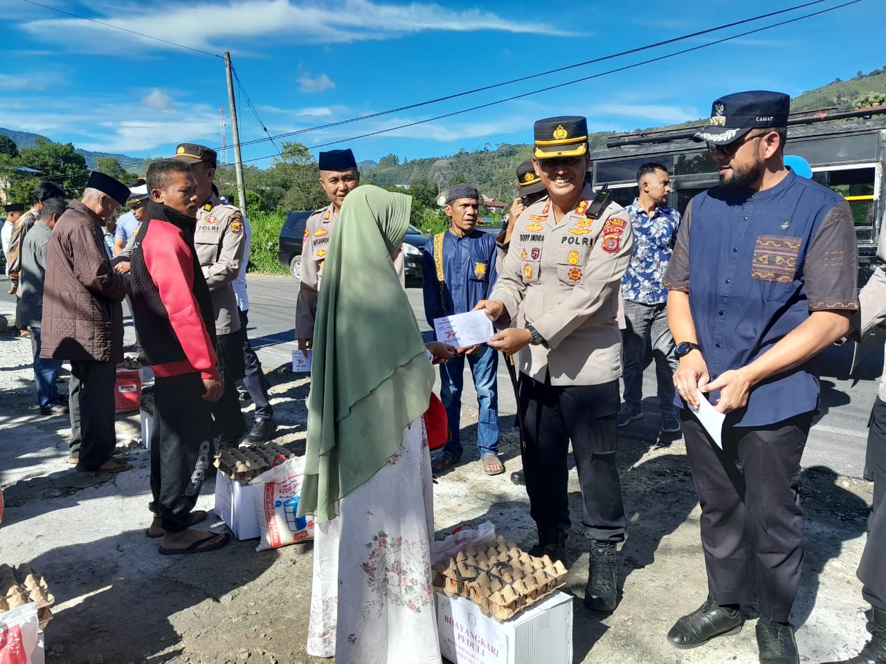 Kapolres Aceh Tengah Berikan Bantuan Sosial, Sambut HUT ke 77 Bhayangkara.