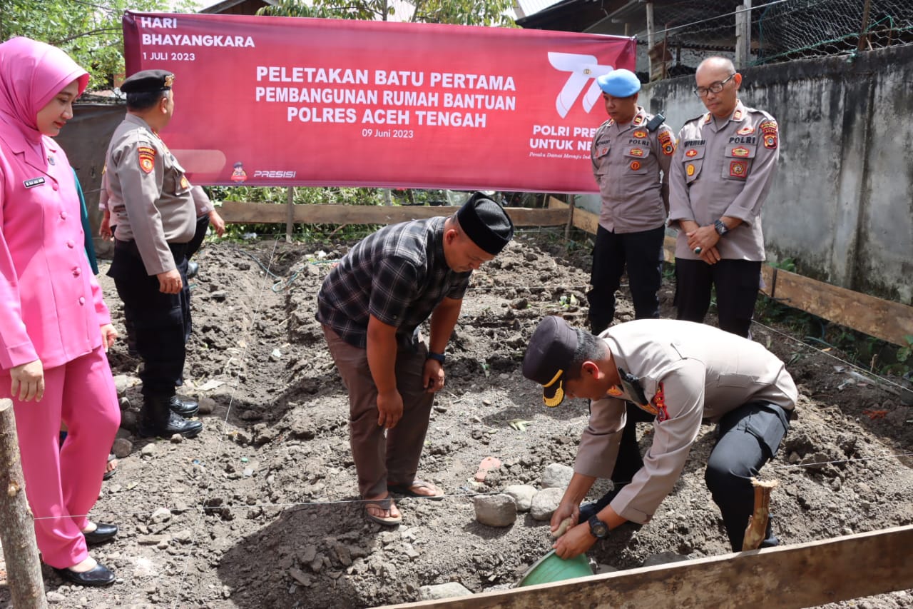 Kapolres Aceh Tengah Letakkan Batu Pertama Pembangunan Rumah Layak Huni Di Paya Beke, Dalam Rangka Hut 77 Bhayangkara.