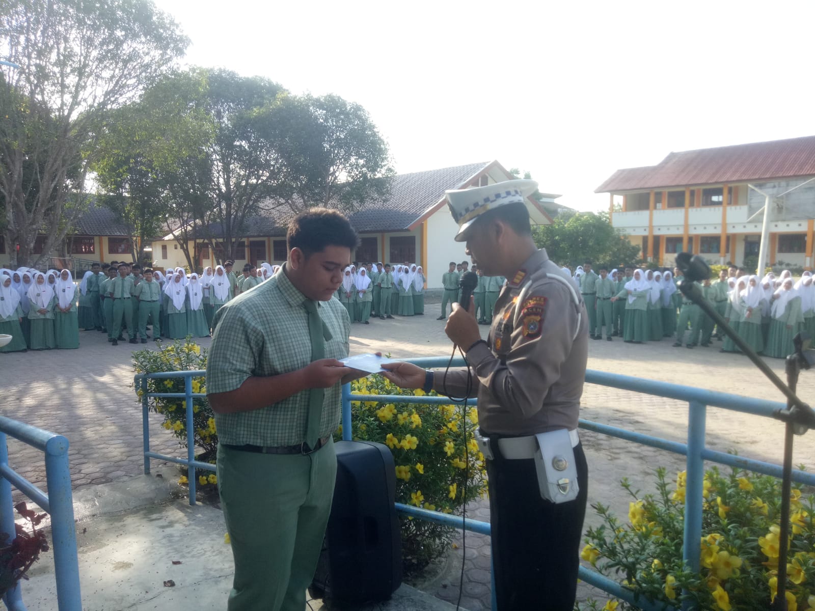 Polantas Masuk Sekolah di Aceh Tamiang, Beri Arahan Dan Serahkan Buku Kamseltibcar Lantas.