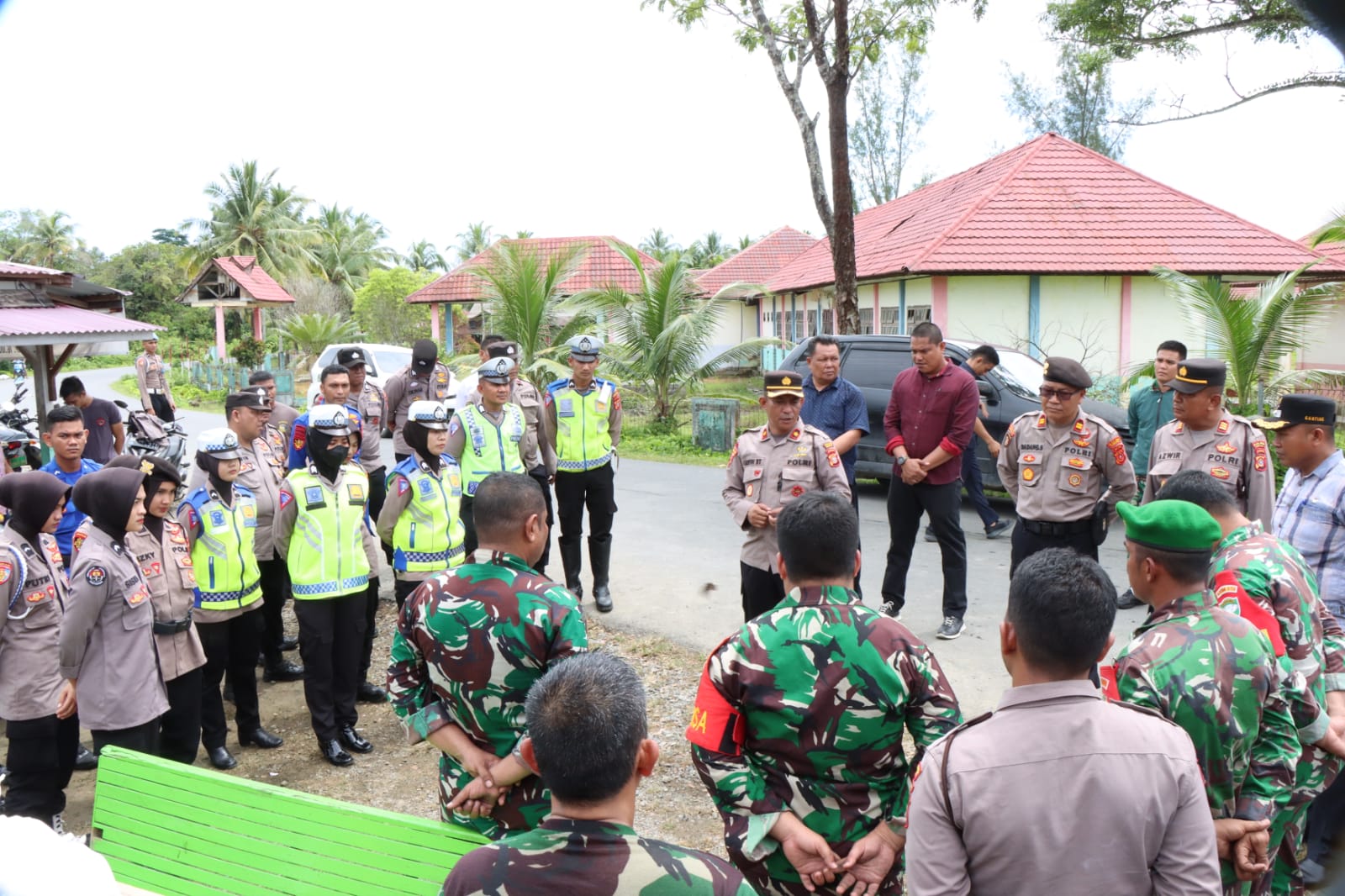 Sinergitas TNI – Polri Bersihkan Puing-puing Pasca Kebakaran.