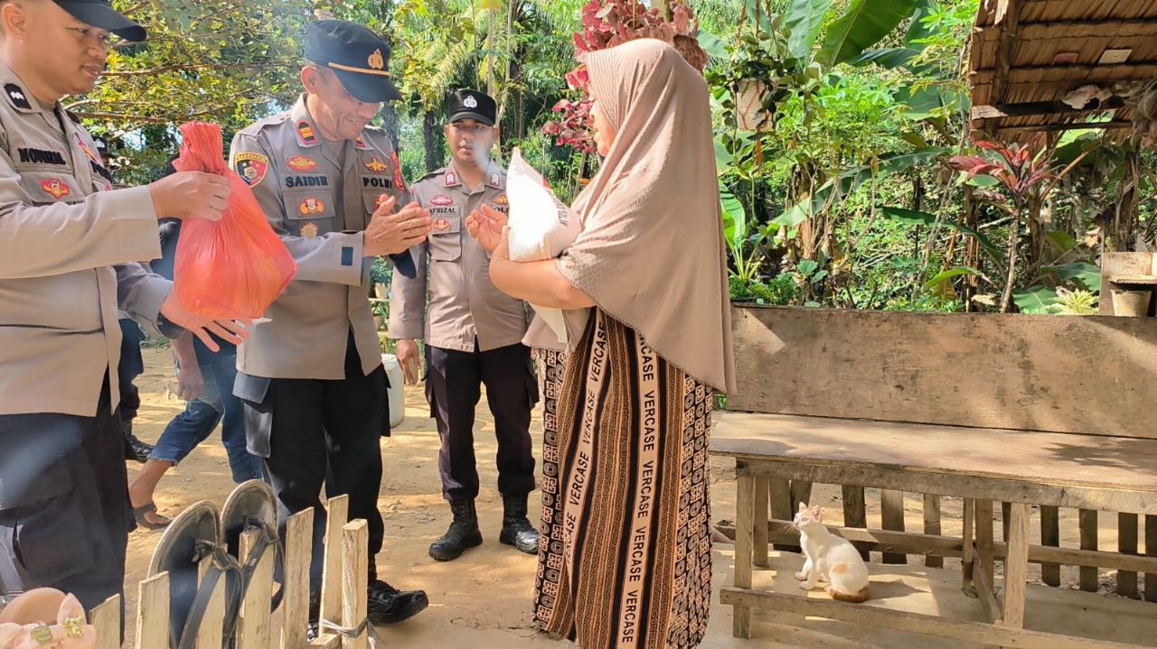 Jum’at Berkah, Wujud Kepedulian Polsek Banda Alam Polres Aceh Timur Kepada Warga Kurang Mampu.