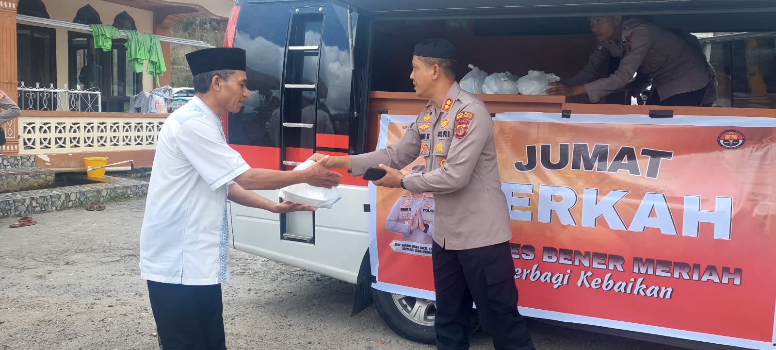Kapolres Bener Meriah Bagikan Bingkisan Makan Siang Kepada Jamaah, Selesai Shalat Jumat.