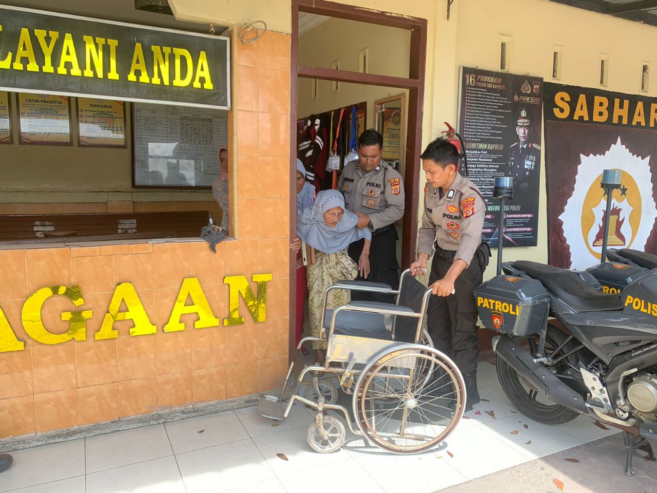 Sigap, Regu Piket Sat Samapta Polres Aceh Timur Bantu Lansia.