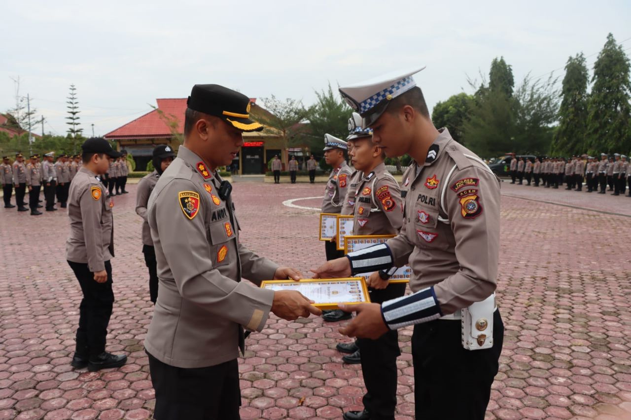 Kapolres Aceh Timur Beri Penghargaan Pada Anggota Berprestasi, Bentuk Apresiasi.