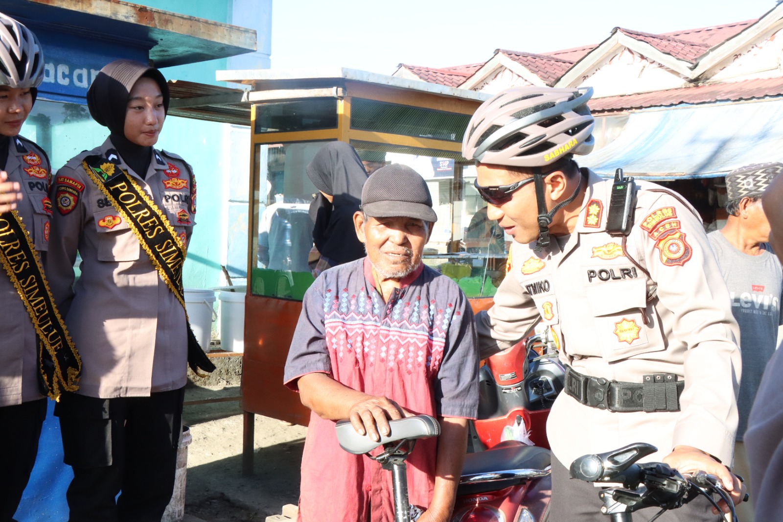 Kapolres Simeulue Sampaikan Himbauan Kamtibmas Sambil Patroli Bersepeda.