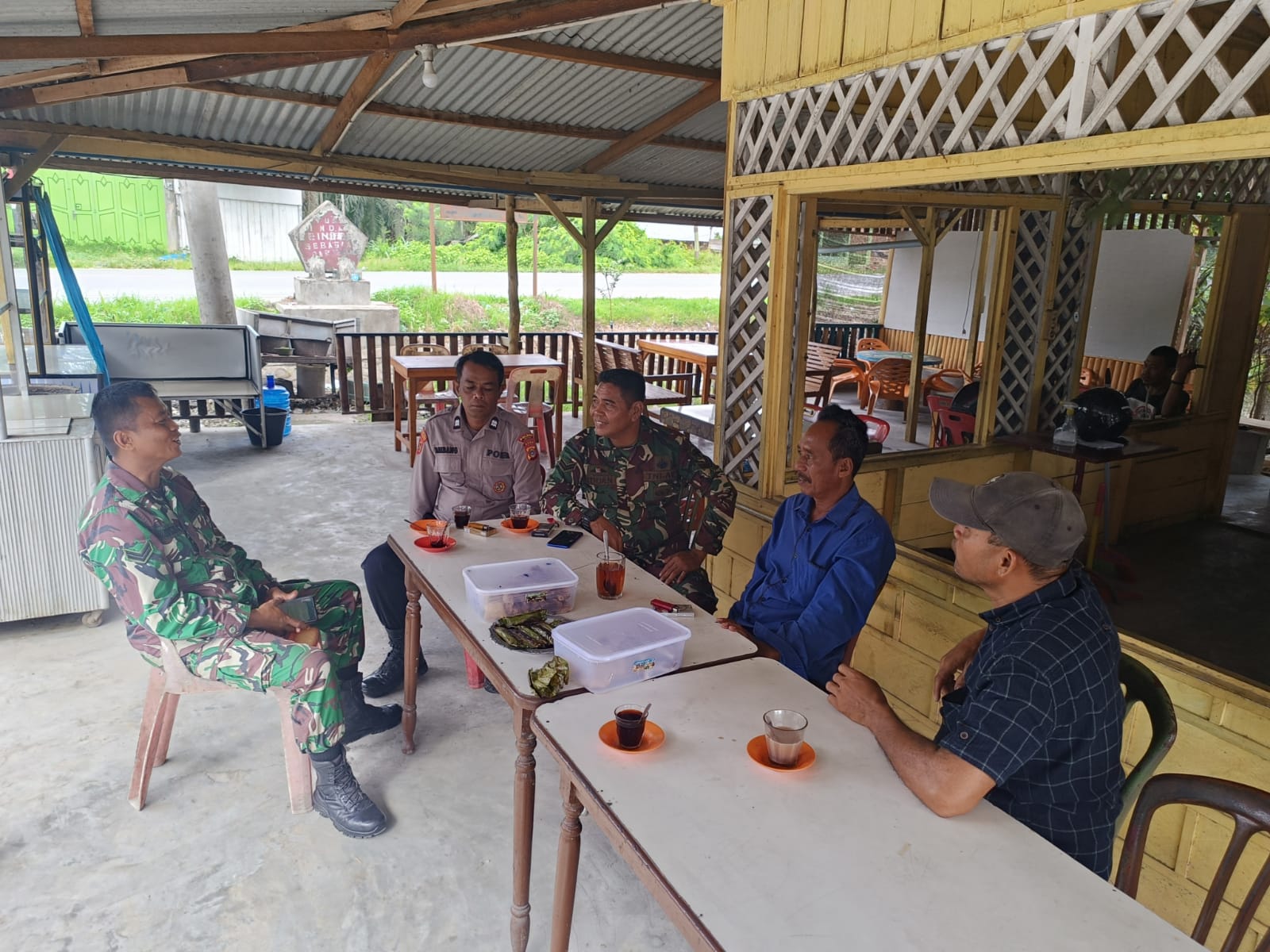 Sinergitas TNI-Polri Polsek Manyak Payed Bersama Koramil Patroli Sambang Warga, Ajak Jaga Kamtibmas Yang Kondusif