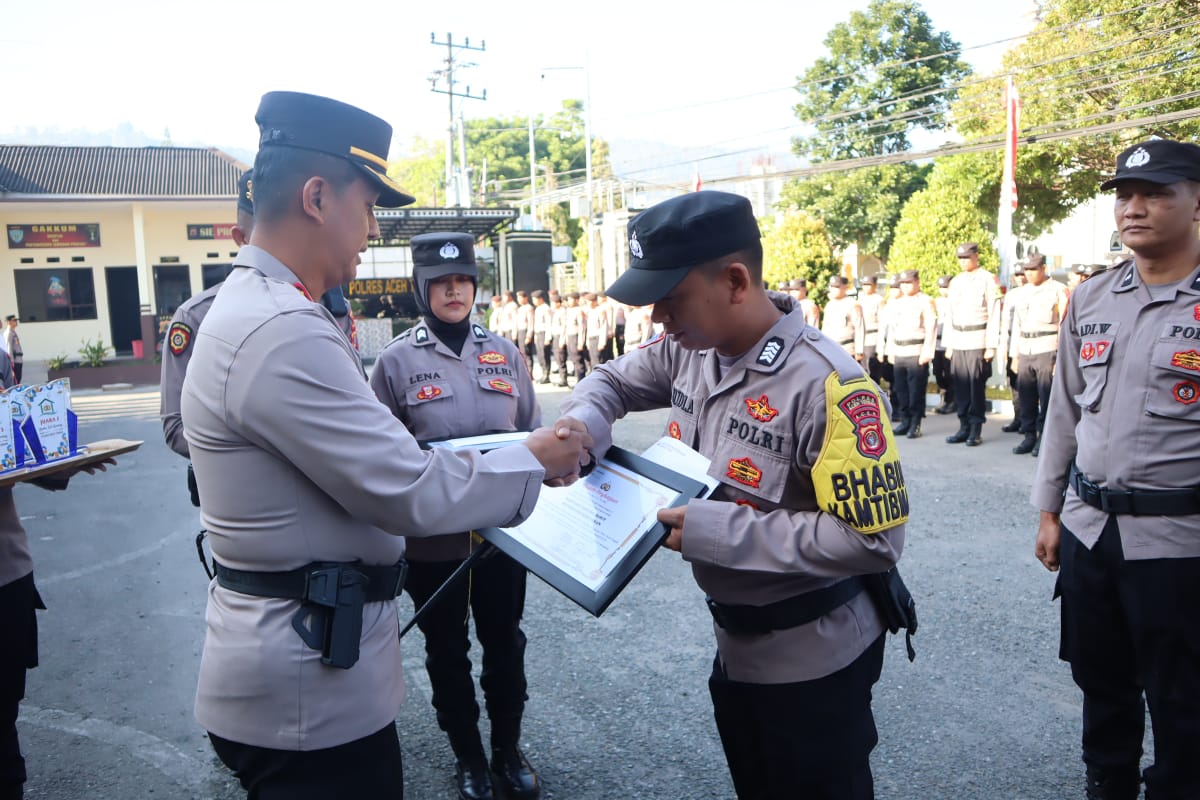Pimpin Apel Kasatkamling Di Mako Polres Aceh Tengah, Kapolres Berikan Tropi Dan Piagam Penghargaan Kampung Terbaik
