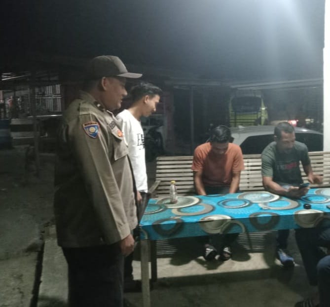 Patroli Malam Hari, Personel Polsek Syamtalira Bayu Minta Warga Tidak Lakukan Perbuatan Melanggar Hukum