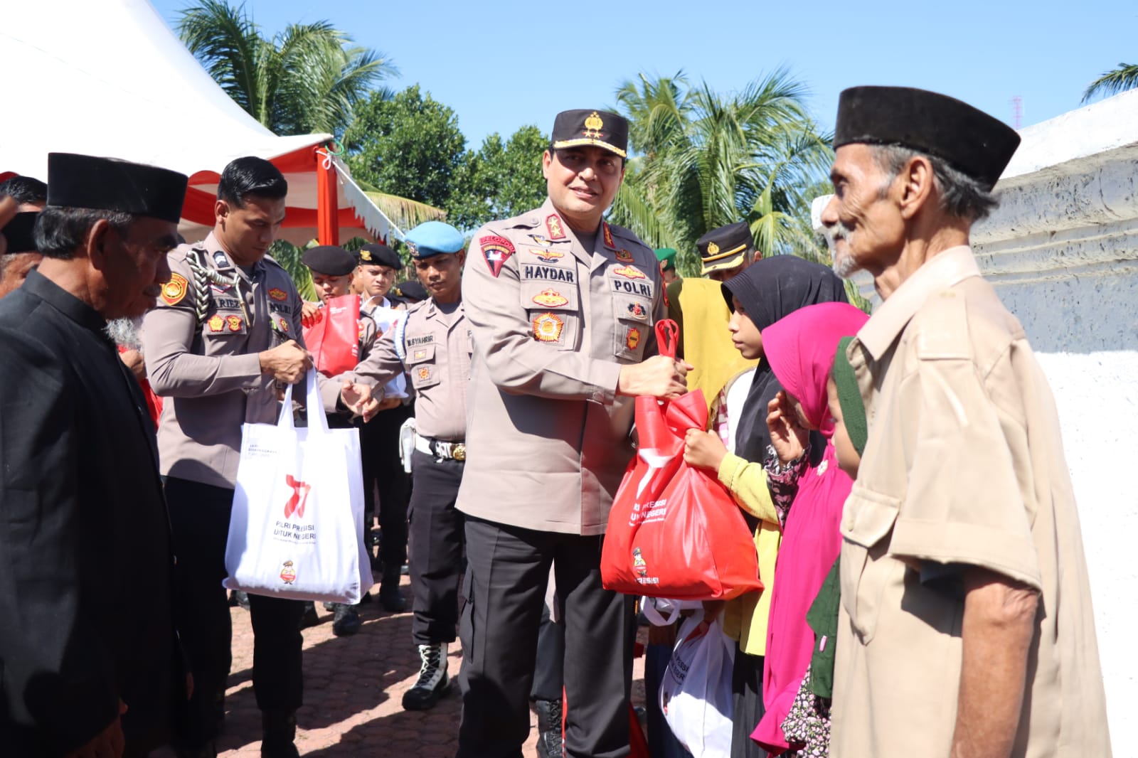 Baksos Religi, Kapolda Aceh Serahkan 230 Paket Sembako untuk Anak Yatim dan Fakir Miskin