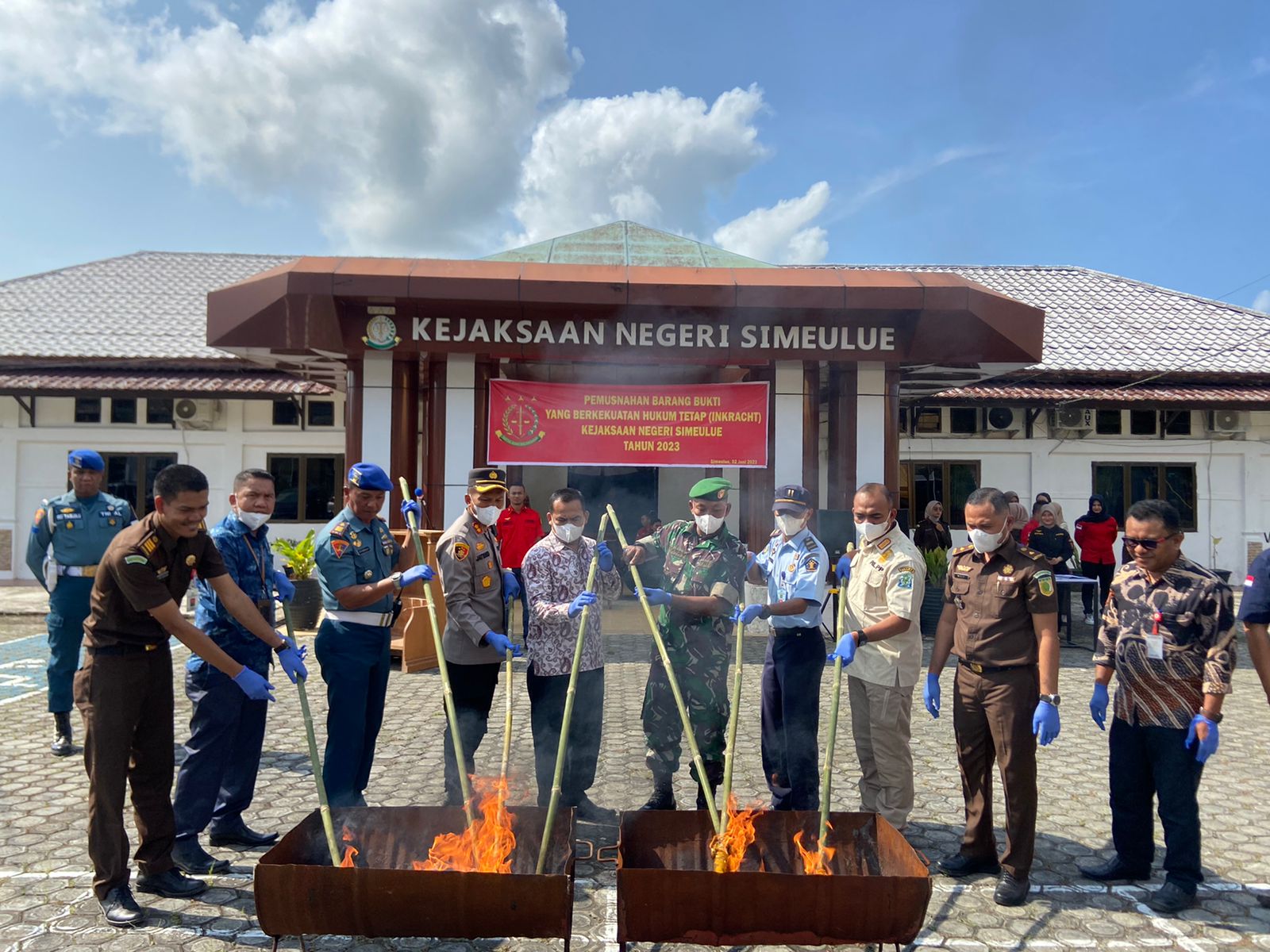 Kapolres Simeulue Menghadiri Pemusnahan Barang Bukti Yang Berkekuatan Hukum Tetap (Inkracht) Di Kejaksaan Negeri Simeulue.