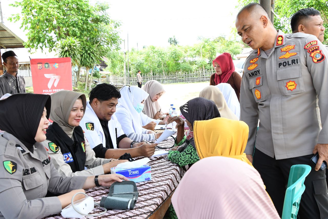 Jelang Hari Bhayangkara ke 77, Warga Gampong Baro Dapat Pengobatan Gratis dari Polres Aceh Timur