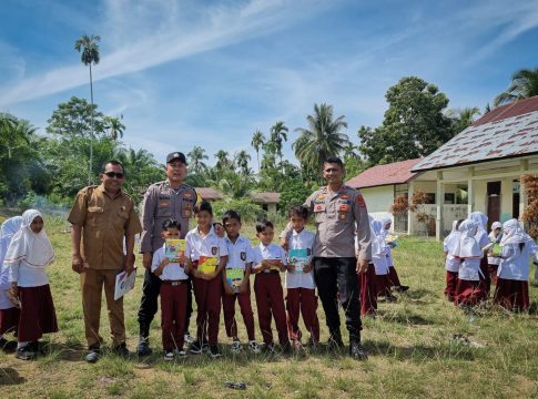 Kapolsub Sektor Jeumpa Bersama Bhabinkamtibmas Bagikan Buku Tulis Gratis