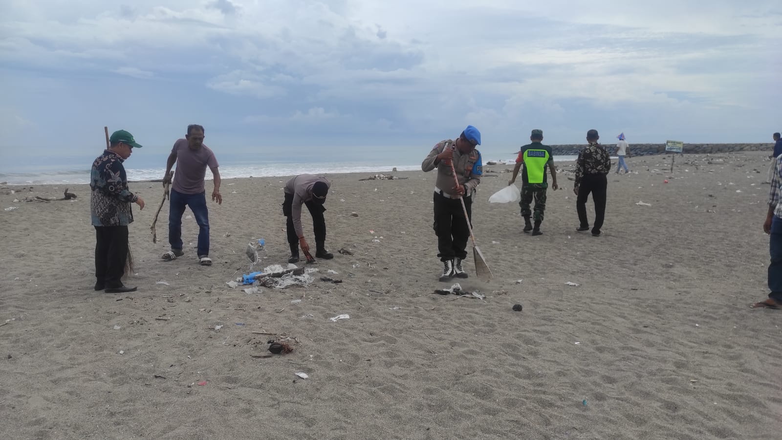 Personel Polsek Jangka Bersama Muspika Bersihkan Sampah di Lokasi Wisata