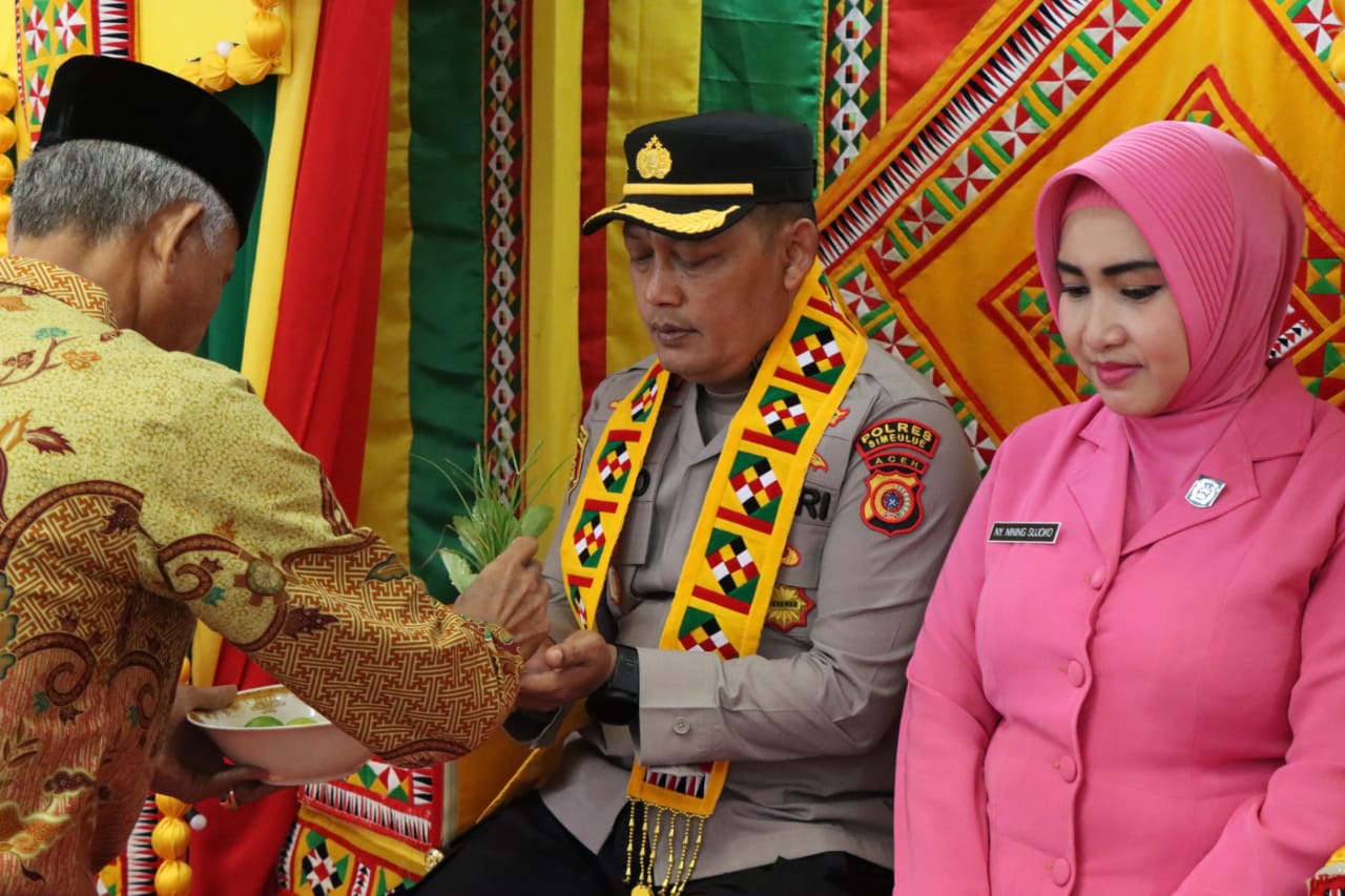 Disambut Dengan Acara Adat, Kapolres Simeulue Baru Diharapkan Membawa Kesejukan