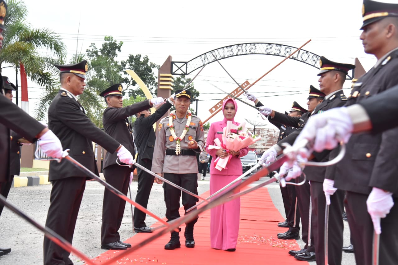 Resmi Menjabat Kapolres Bireuen AKBP Jatmiko Disambut Tradisi Pedang Pora