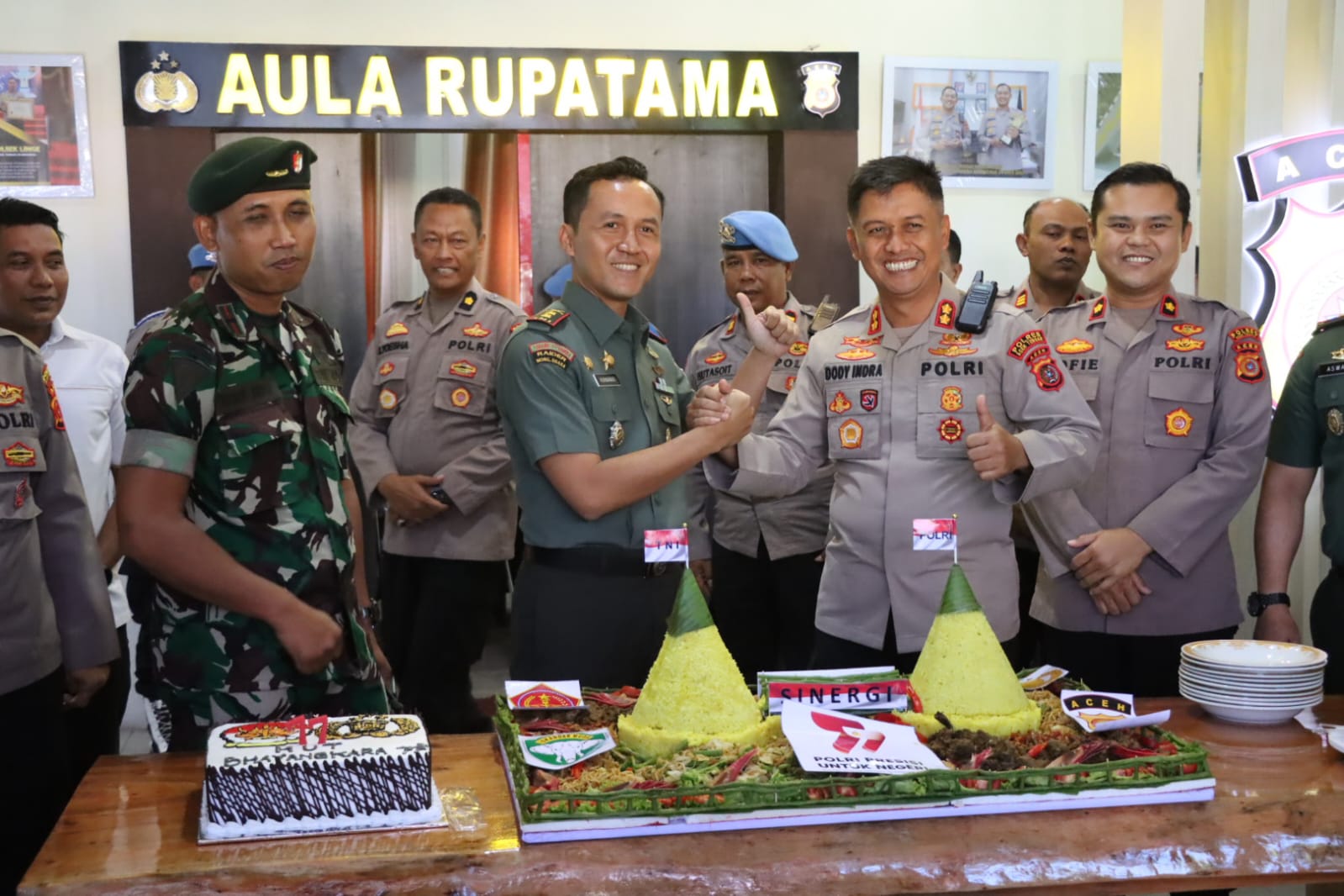 Dandim 0106 Bersama Danki Kompi C Yonif RK 114/SM Beri Kejutan Kepada Kapolres Aceh Tengah