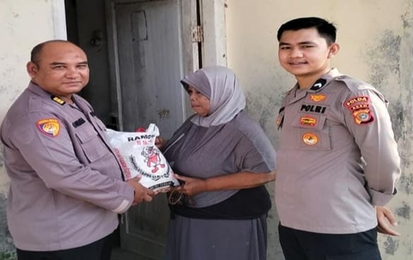Personel Rorena Polda Aceh Bagikan Sembako untuk Masyarakat
