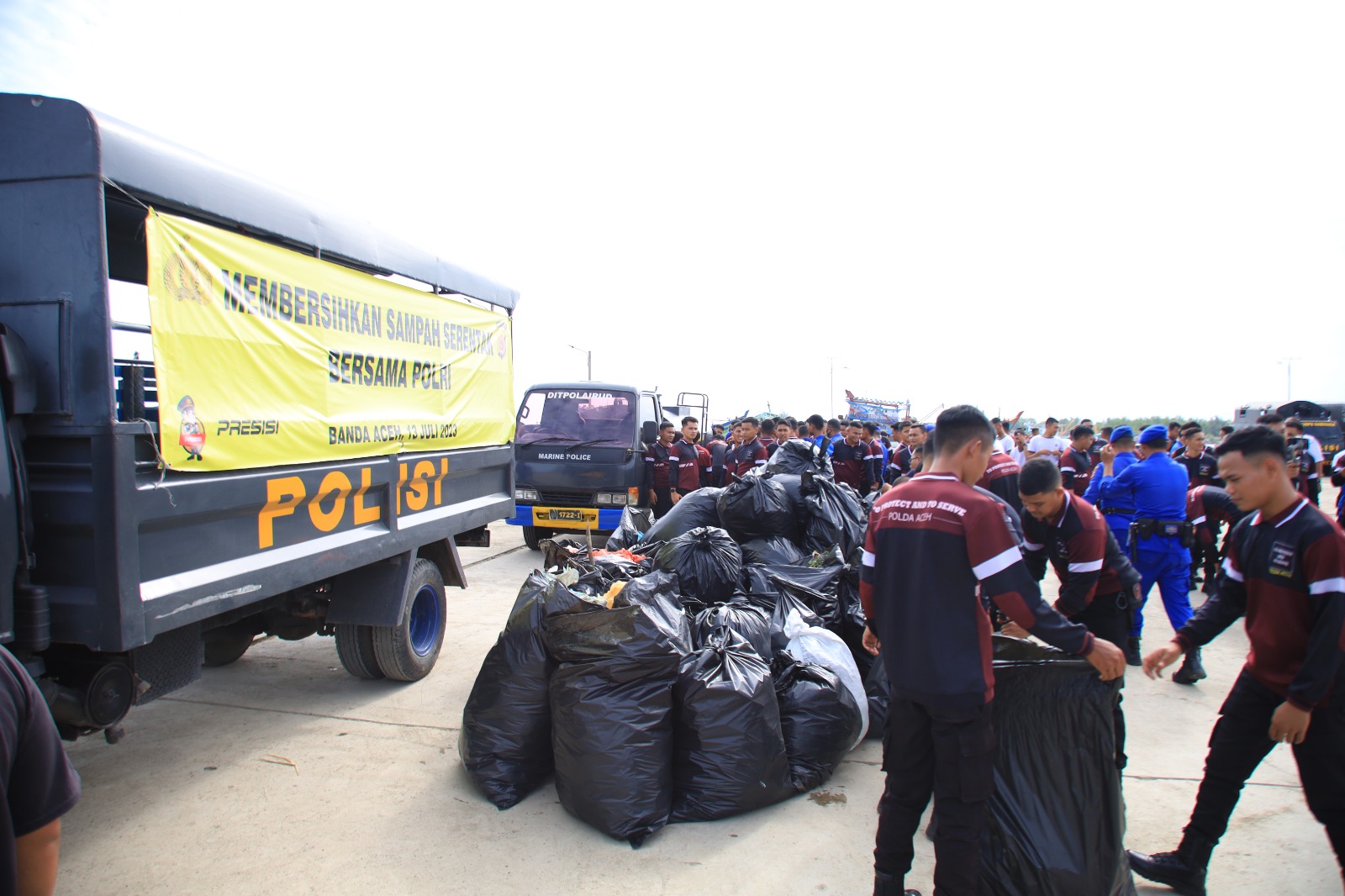 Personel Polda Aceh Bersihkan Sampah di TPI Lampulo