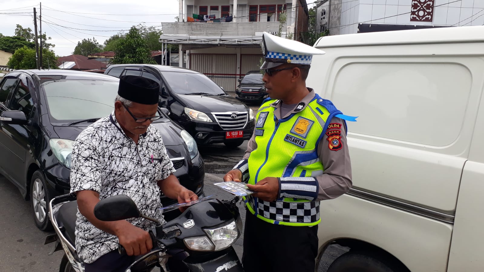 Personel Operasi Patuh Bagikan Brosur Tertib Berlalu Lintas