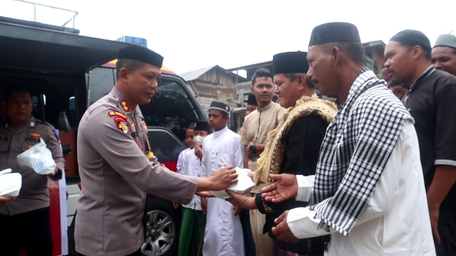 Jumat Bersih, Jumat Berbagi Kasih. Kapolres Bener Meriah Bagikan Ratusan Nasi Kotak Kepada Jamaah Jumat