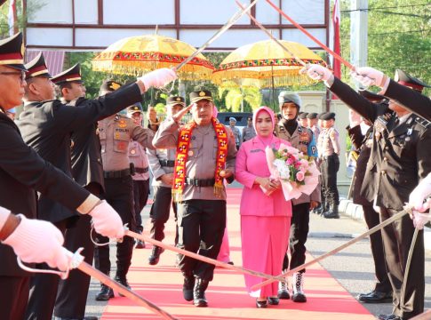 Polres Simeulue Sambut AKBP Sujoko, S.I.K.,M.H Dengan Tradisi Pedang Pora