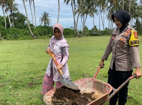 Bentuk Kepedulian Seorang Bhabinkamtibmas, Saat Bantu Warga Mengangkat Tanah