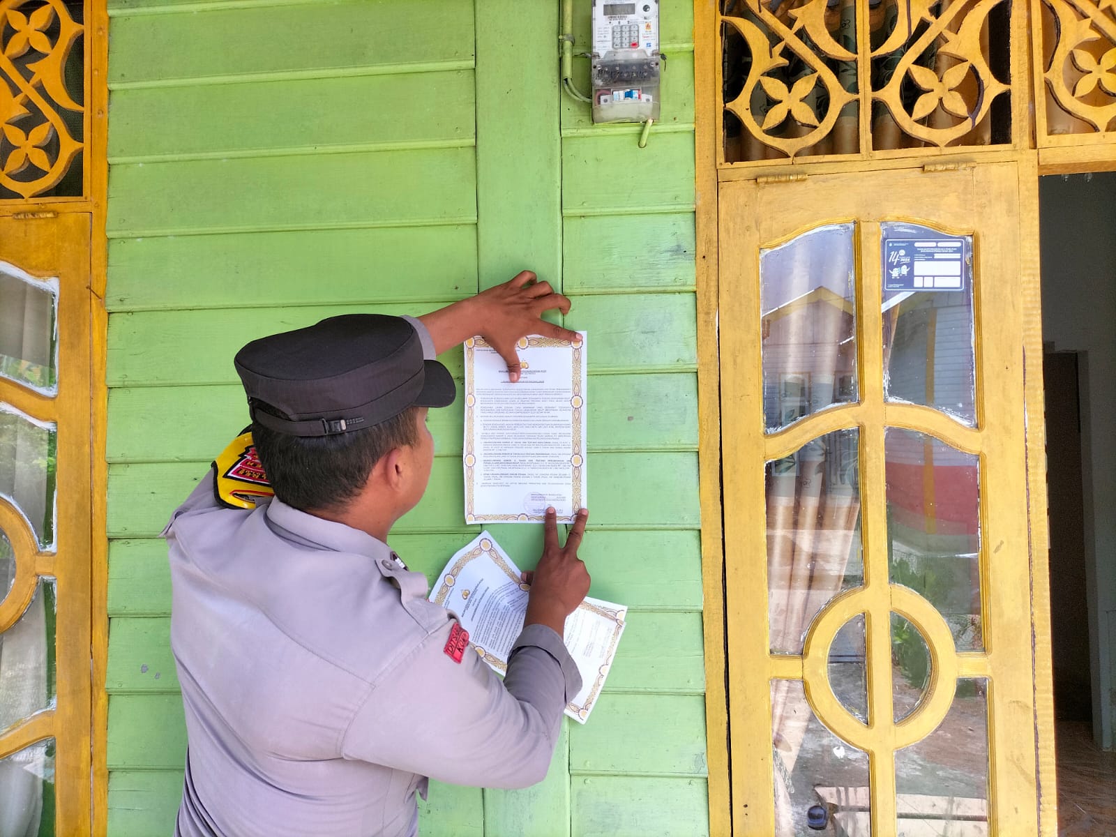 Bhabinkamtibmas Menempel Maklumat Kapolda Aceh Tentang Karhutla