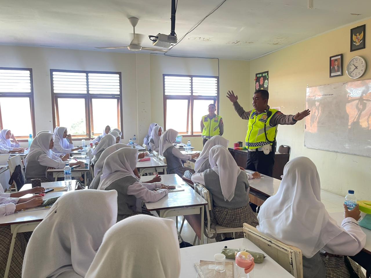 Personel Ditlantas Polda Aceh Imbau Pelajar Disiplin Gunakan Helm saat Berkendara