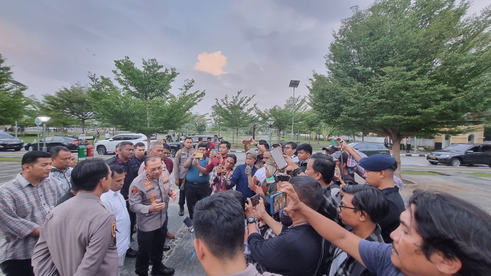 Kapolda Sumbar Pastikan Anggotanya Tidak Ada yang Pijak Tempat Ibadah di Masjid Raya Sumbar