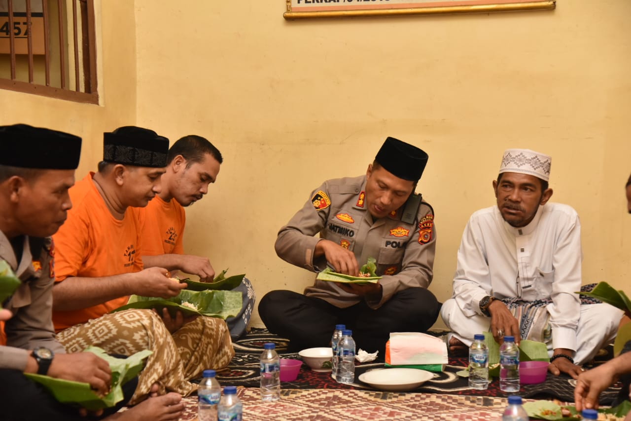 Kapolres Bireuen Tausiah dan Makan Bersama Para Tahanan