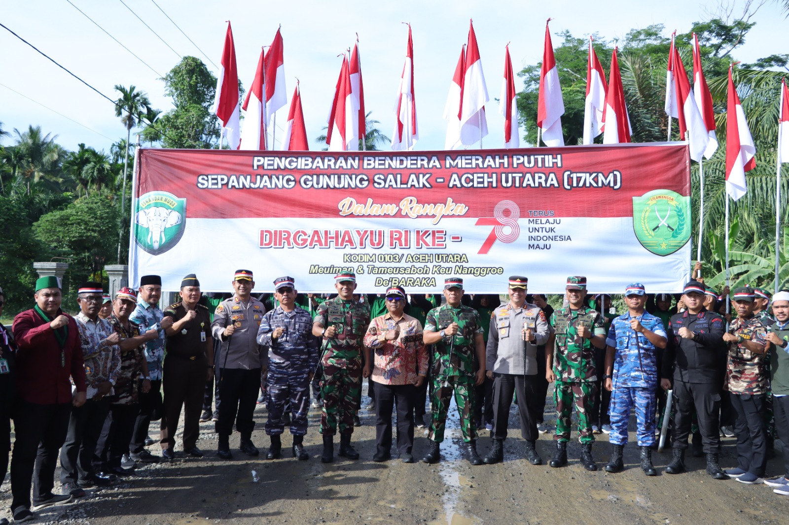 Jelang HUT RI ke-78, TNI-Polri Bersinergi Kibarkan Bendera Merah Putih Sepanjang 17 KM Di Gunung Salak