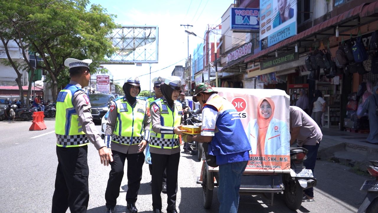 Jumat Berkah, Personel Ditlantas Bagikan Nasi Kotak kepada Tukang Parkir