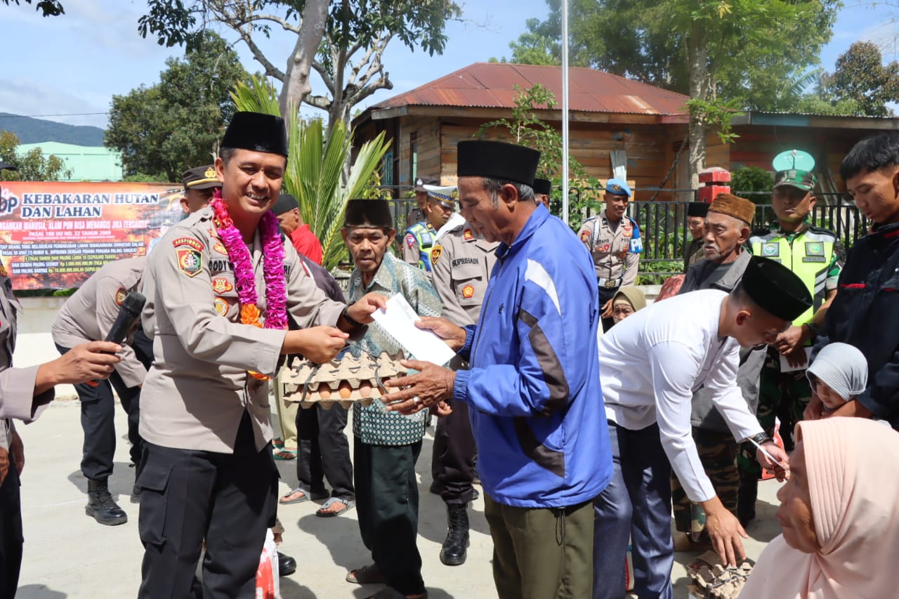 Jum’at Curhat, Di Bukit Kemuning Kapolres Tampung Aspirasi Dan Berikan Paket Sembako Pada Warga Kurang Mampu