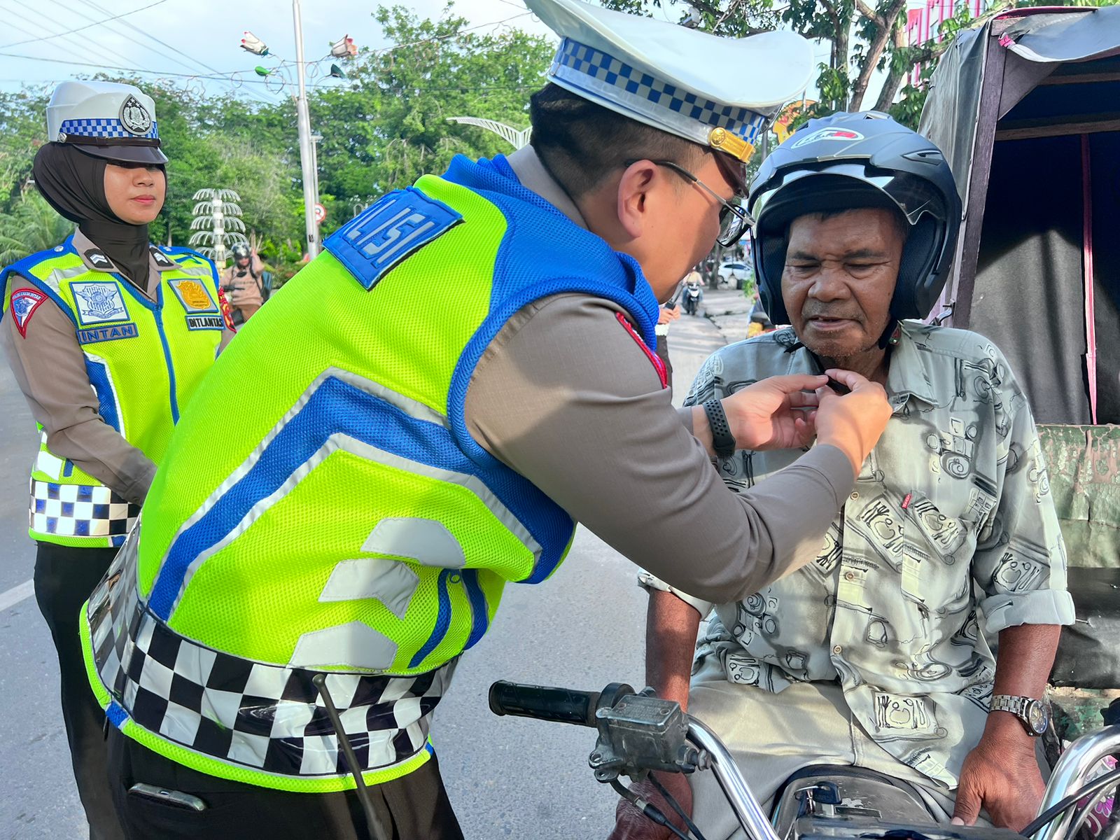Pembagian HELM GRATIS kepada Pengendara yang tertib berlalu lintas dan Melaksanakan Giat Sosialisasi