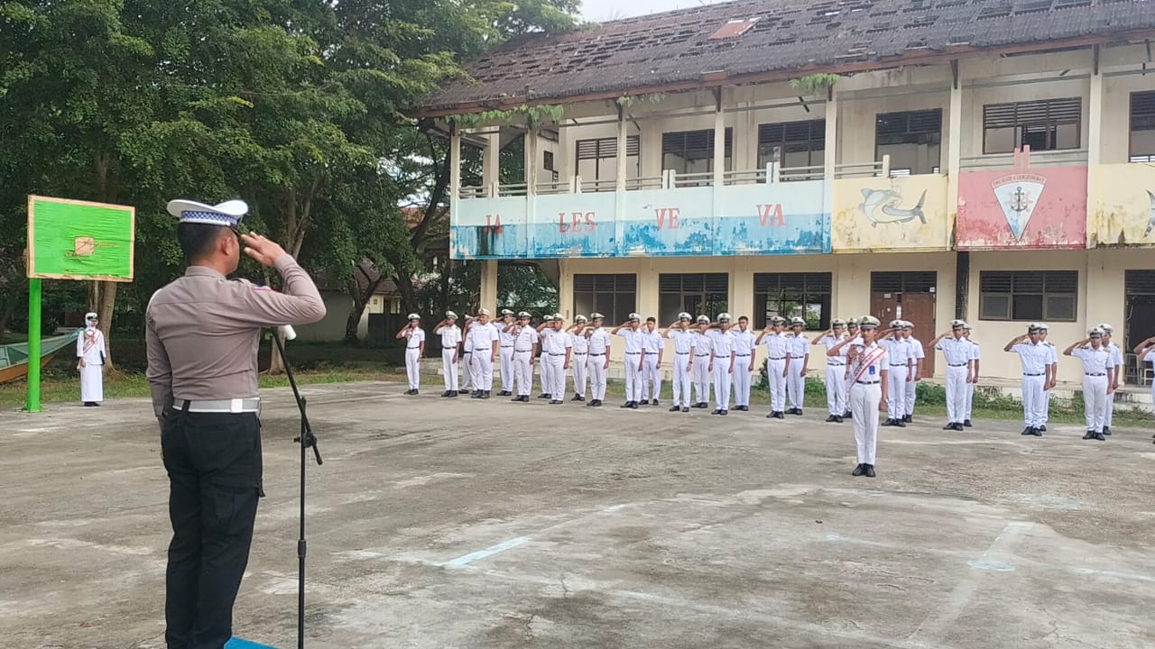 Jadi Pembina Upacara di SMK Negeri 7, Polantas Lhokseumawe Edukasi Siswa Tentang UU Lalu Lintas