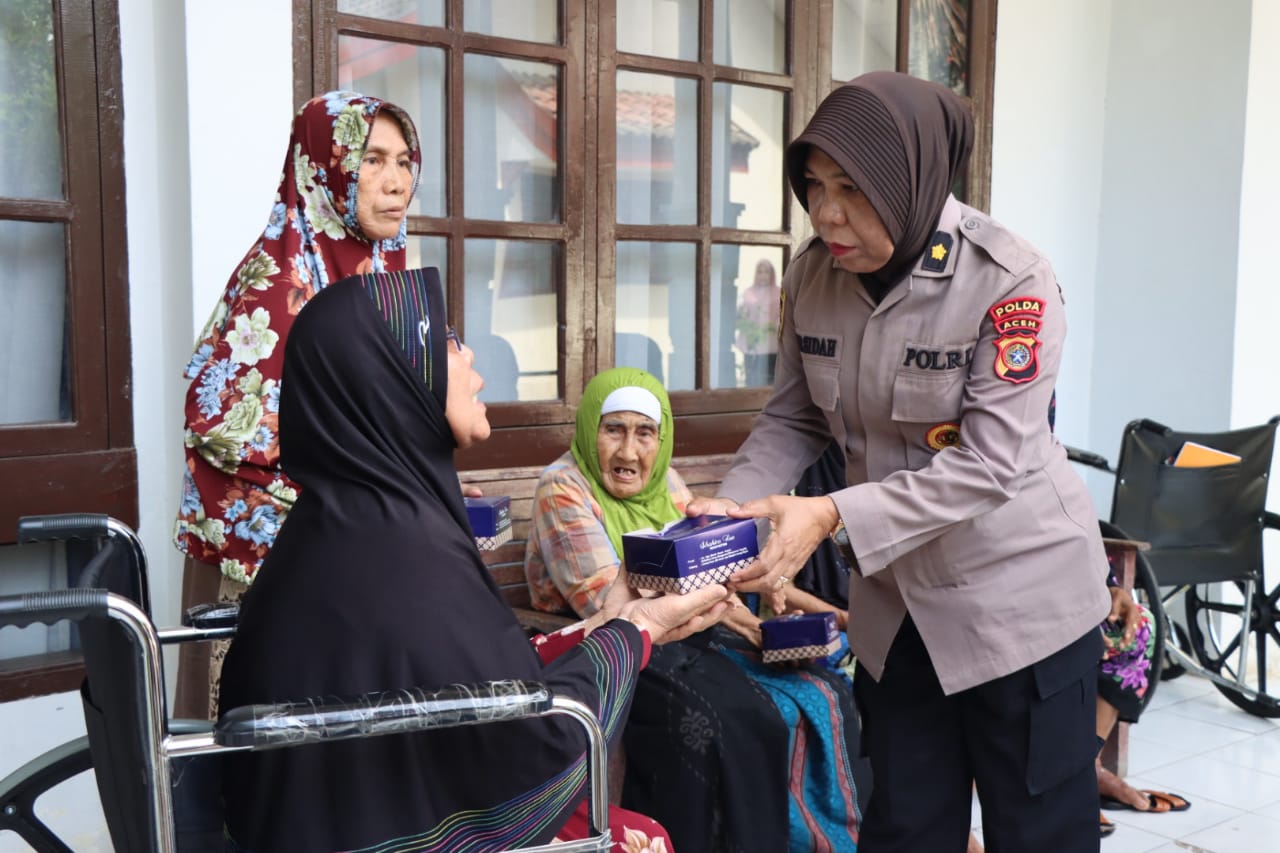 Polwan Polda Aceh Kunjungi Panti Jompo Rumoh Seujahtra Geunaseh Sayang Dan Gelar Bakti Sosial