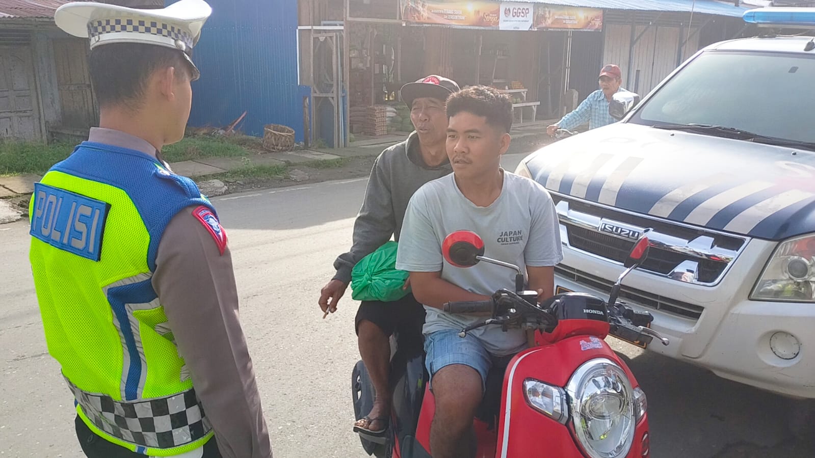 Teguran Humanis Kepada Pengendara Sepeda Motor Yang Tidak Pakai Helm